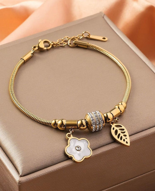 Stelvio Bratara Eleganta Din Inox Placat Cu Aur 18k, Model Reglabil Cu Floare Emailata Alba Si Frunza Decorativa, Design Premium Cu Detalii Zirconii, Bijuterie Fina Pentru Femei Bf963fg Premium