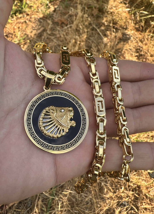 Stelvio Lant Barbati Inox 316l Placat Aur, Model Versace, Medalion Rotund Cu Leu, Cu Negru Lc10ga Premium