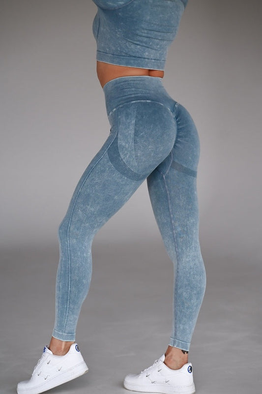 Set Sport Albastru Deschis din Două Piese cu Top și Colanți, Design Seamless pentru Confort Maxim și Evidențierea Siluetei