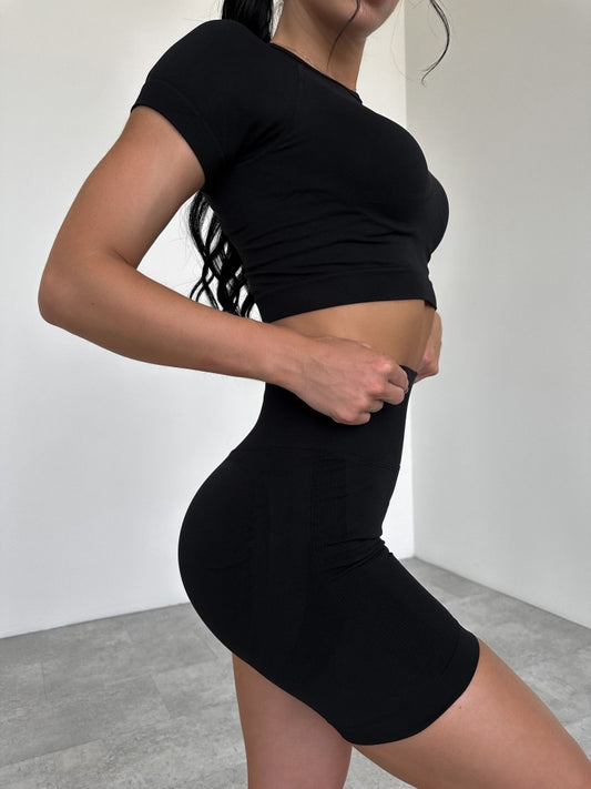 Set Sport Fitness Femei 2 Piese, Colanti Scurti cu Talie Inalta Efect Push-Up si Bustiera Crop Top, Echipament Yoga, Pilates, Aerobic, Material Elastic Confortabil, Culoare Neagra