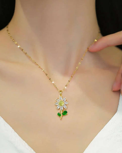 Lant Din Inox Placat Cu Aur Cu Pandantiv Floare Si Zirconiu Verde – Eleganta Naturala