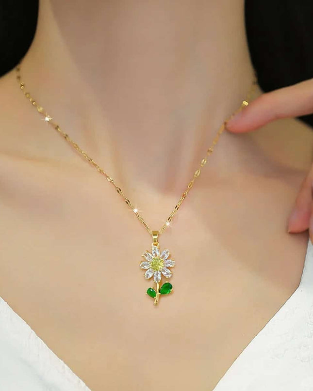 Lant Din Inox Placat Cu Aur Cu Pandantiv Floare Si Zirconiu Verde – Eleganta Naturala