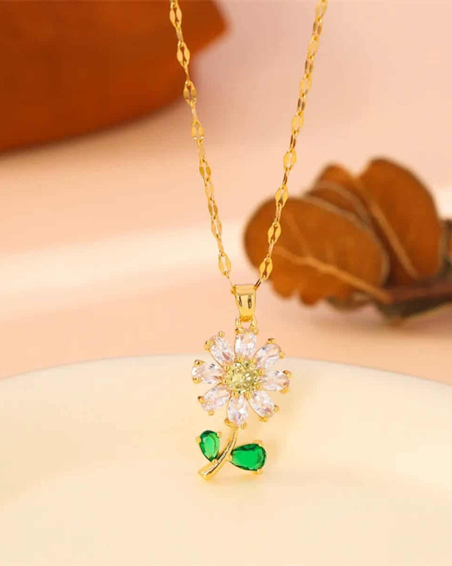 Lant Din Inox Placat Cu Aur Cu Pandantiv Floare Si Zirconiu Verde – Eleganta Naturala