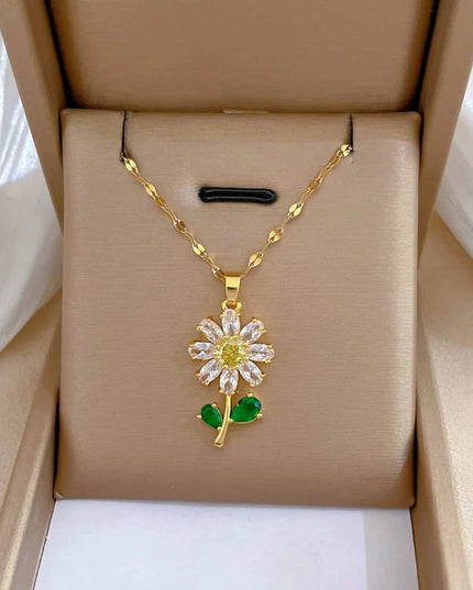 Lant Din Inox Placat Cu Aur Cu Pandantiv Floare Si Zirconiu Verde – Eleganta Naturala
