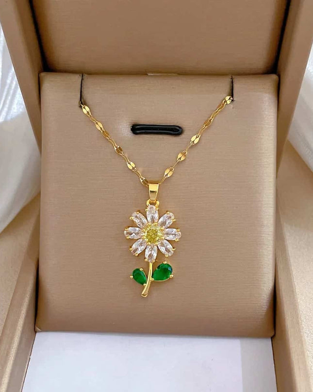 Lant Din Inox Placat Cu Aur Cu Pandantiv Floare Si Zirconiu Verde – Eleganta Naturala
