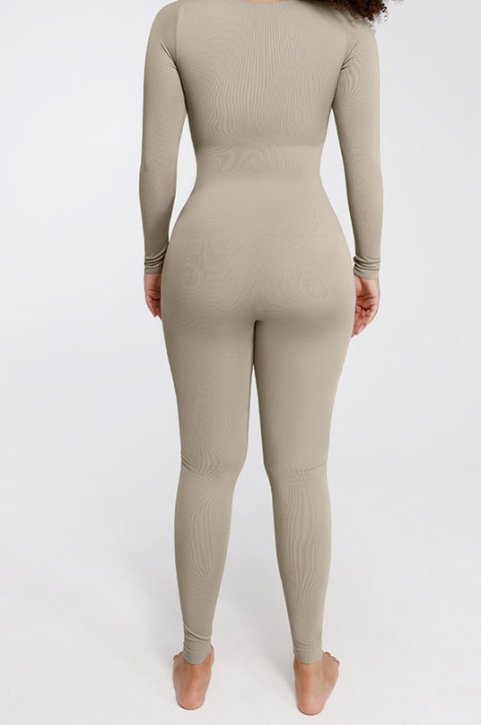 Salopeta Modelatoare Full Body Gri, Decolteu Adanc, Control Abdomen, Maneci Lungi, Picior Lung Fara Cusaturi Compresie 360° pentru Silueta Sculptata