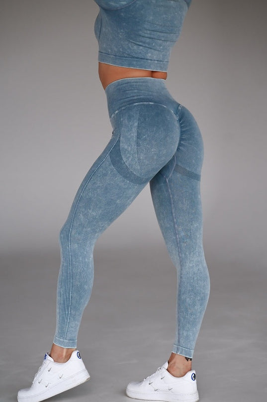 Set Sport Albastru Deschis din Două Piese cu Top și Colanți, Design Seamless pentru Confort Maxim și Evidențierea Siluetei