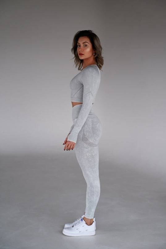Set Sport Gri Deschis Din Doua Piese Cu Bluza Si Colanti , Cusatura Incretita Si Contur Push-Up Pentru Evidentierea Feselor
